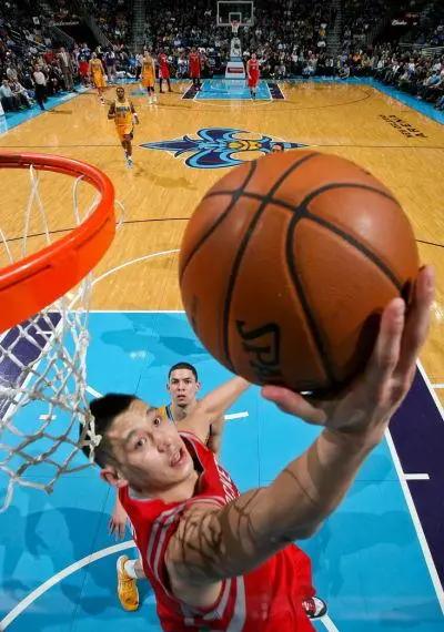 林书豪再度出战，观众掌声不断的简单介绍