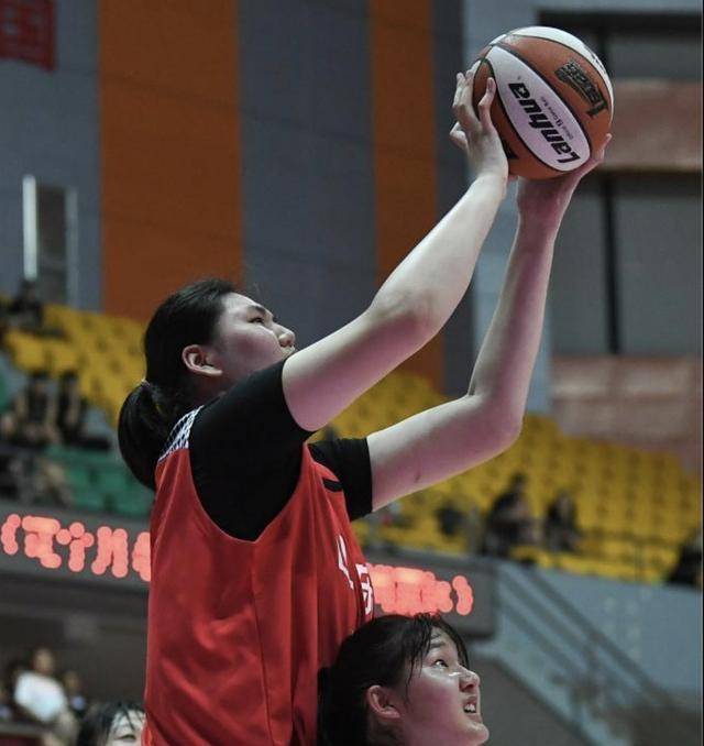 PG电子试玩官网-女子篮球选手训练表现抢眼，备战比赛