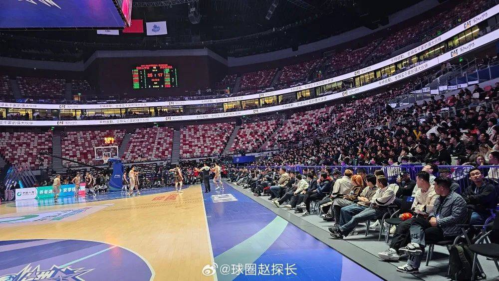 体育赛场上，球员精彩表现引发观众热议