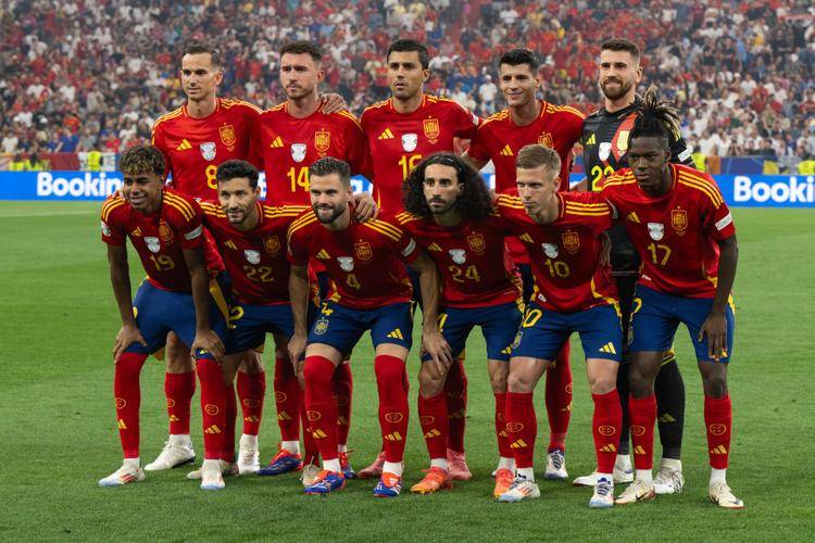 包含丹麦足球队在激动比赛中全力争胜，实现突破的词条