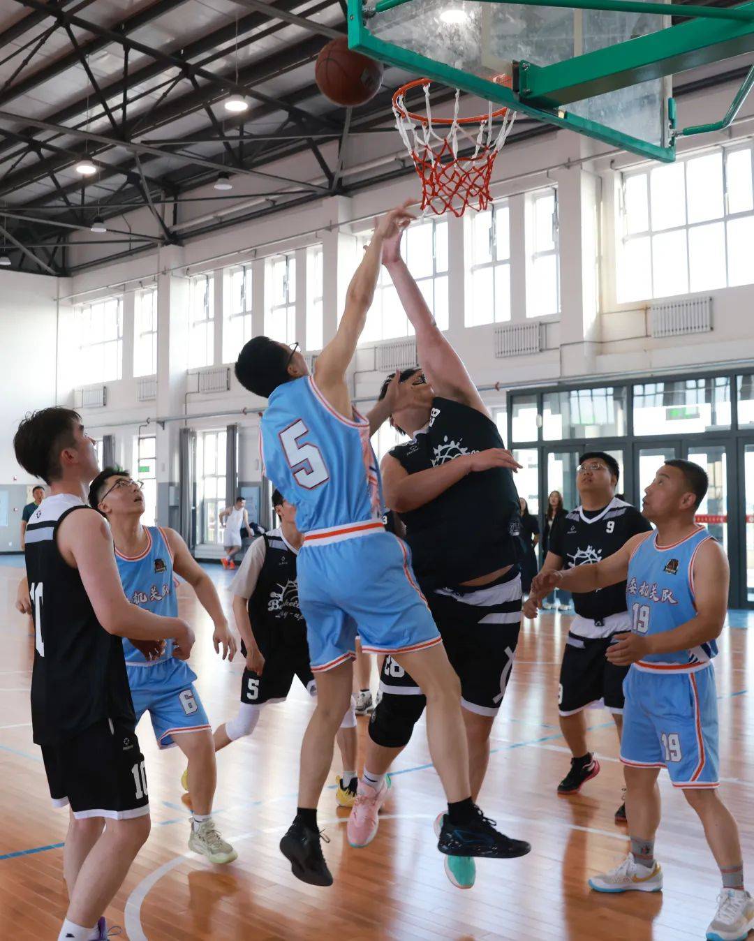 战斗在赛场上激烈展开观众热血沸腾