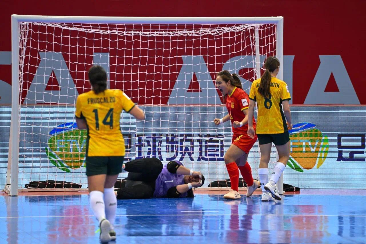 包含亚洲足球赛场上双方球队在精彩对决中获得胜利的词条