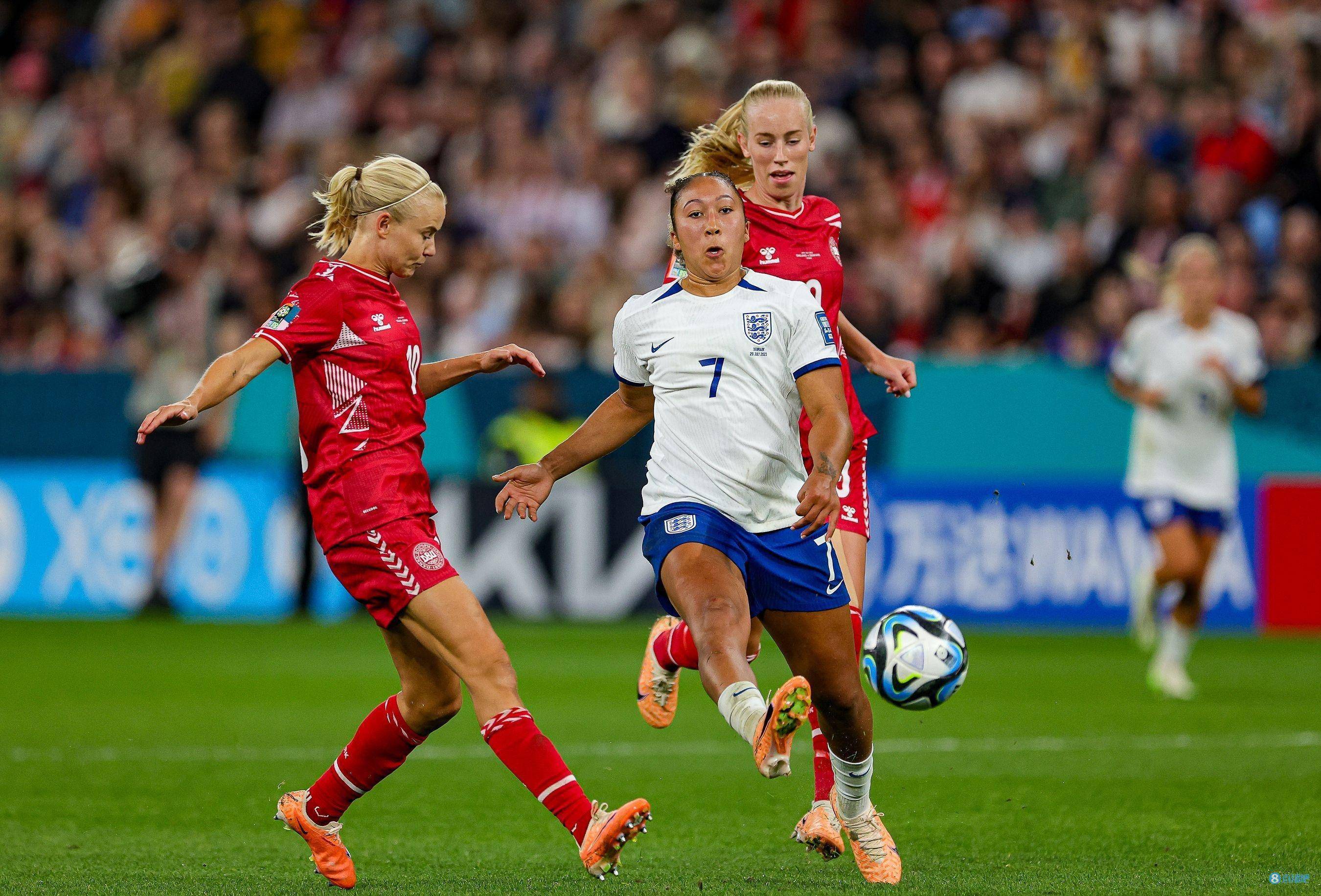 关于世界女足明星们争相展现球技，吸引眼球的信息