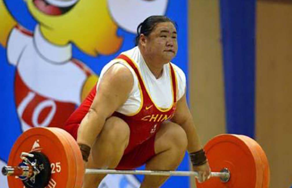 PG平台-举重冠军受伤退赛，眼望金牌无缘的简单介绍