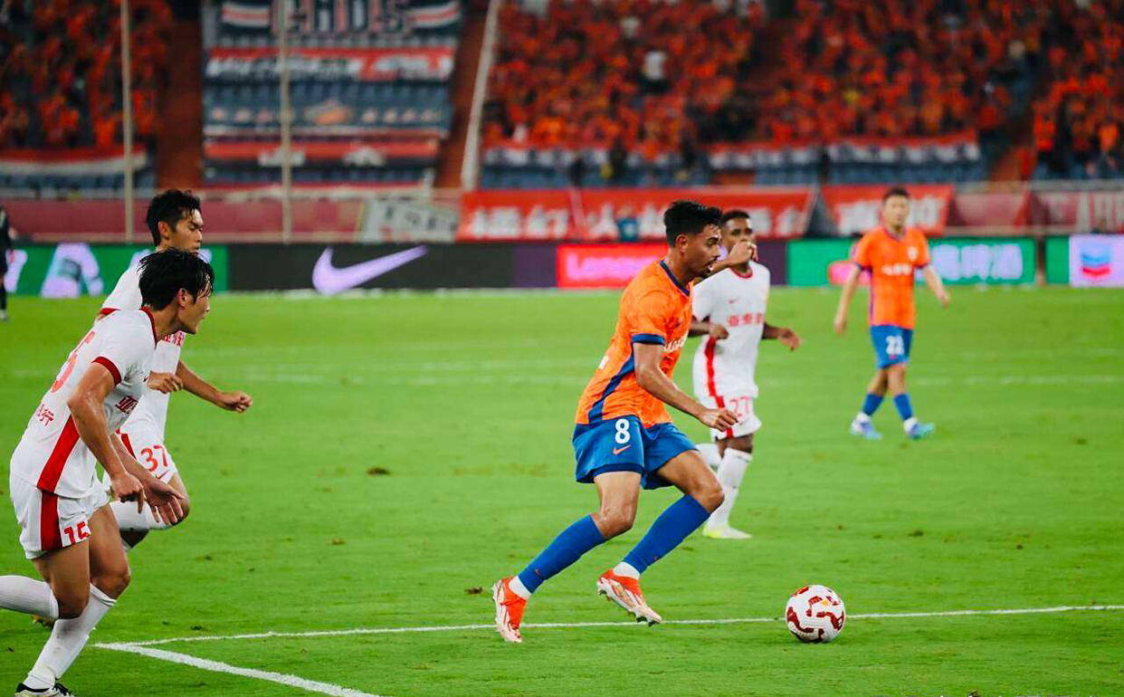 包含外籍球员表现抢眼，身手矫健技术高超成为球队新亮点的词条