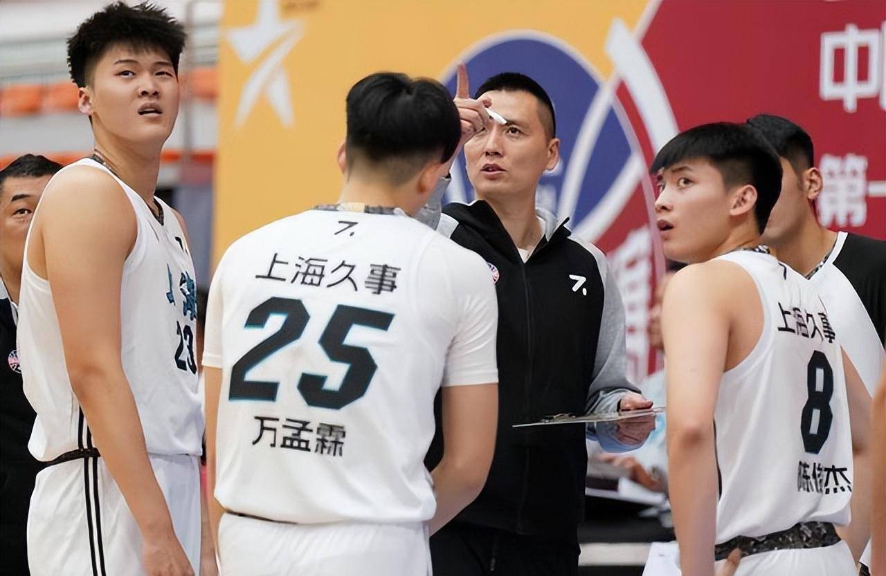 球队士气高涨，全员努力争取更多胜利的简单介绍