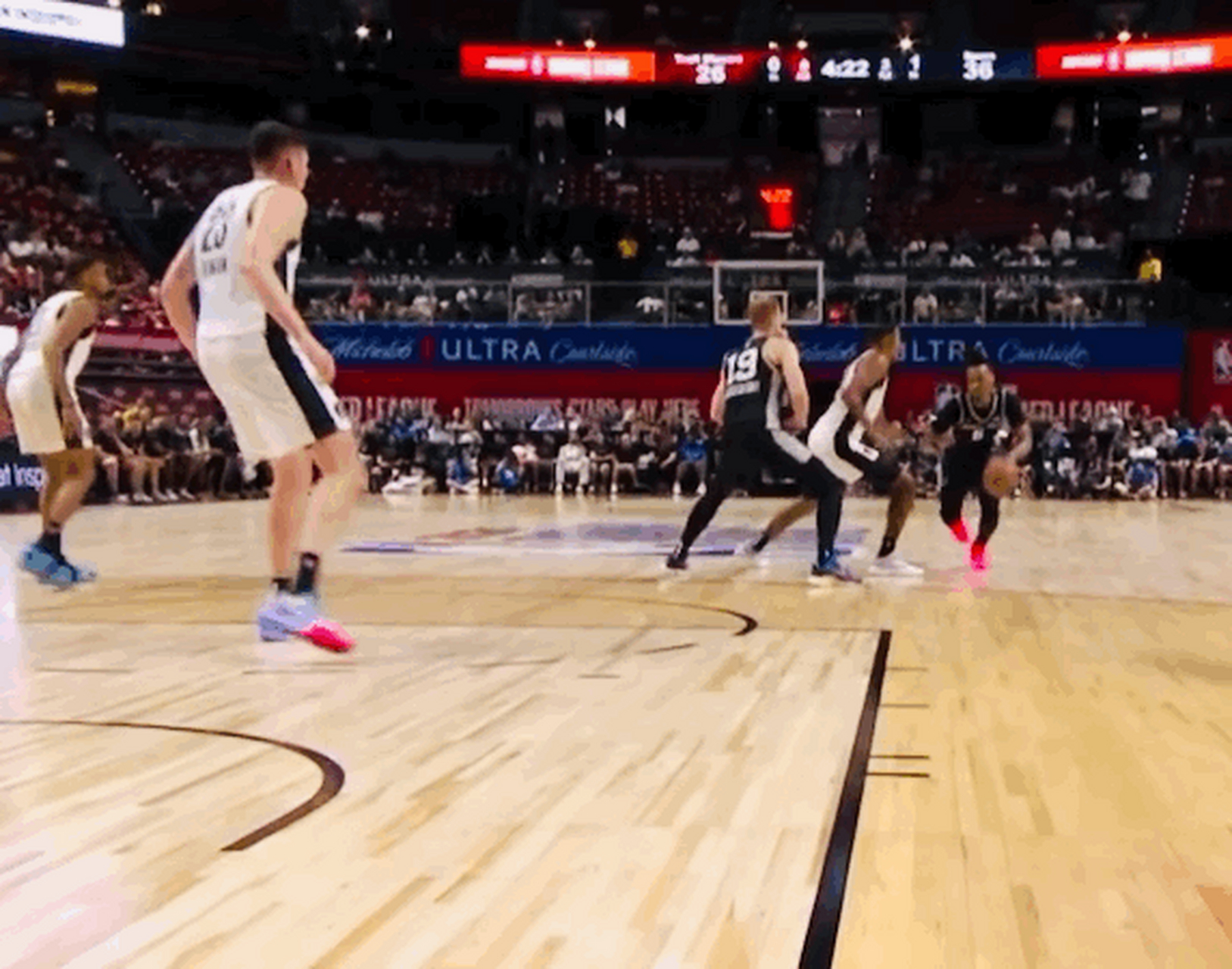 开拓者队在客场战胜马刺队