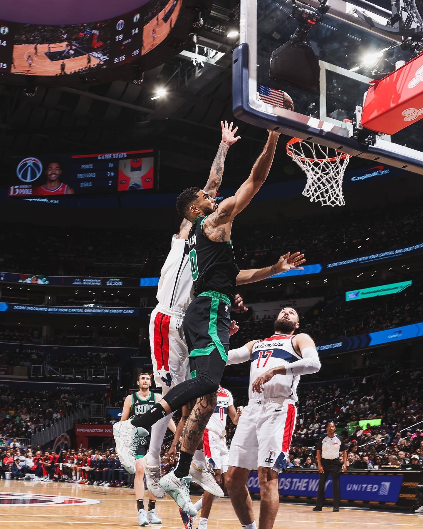 NBA常规赛完胜绿军，湖人队逆袭暂居西部榜首的简单介绍