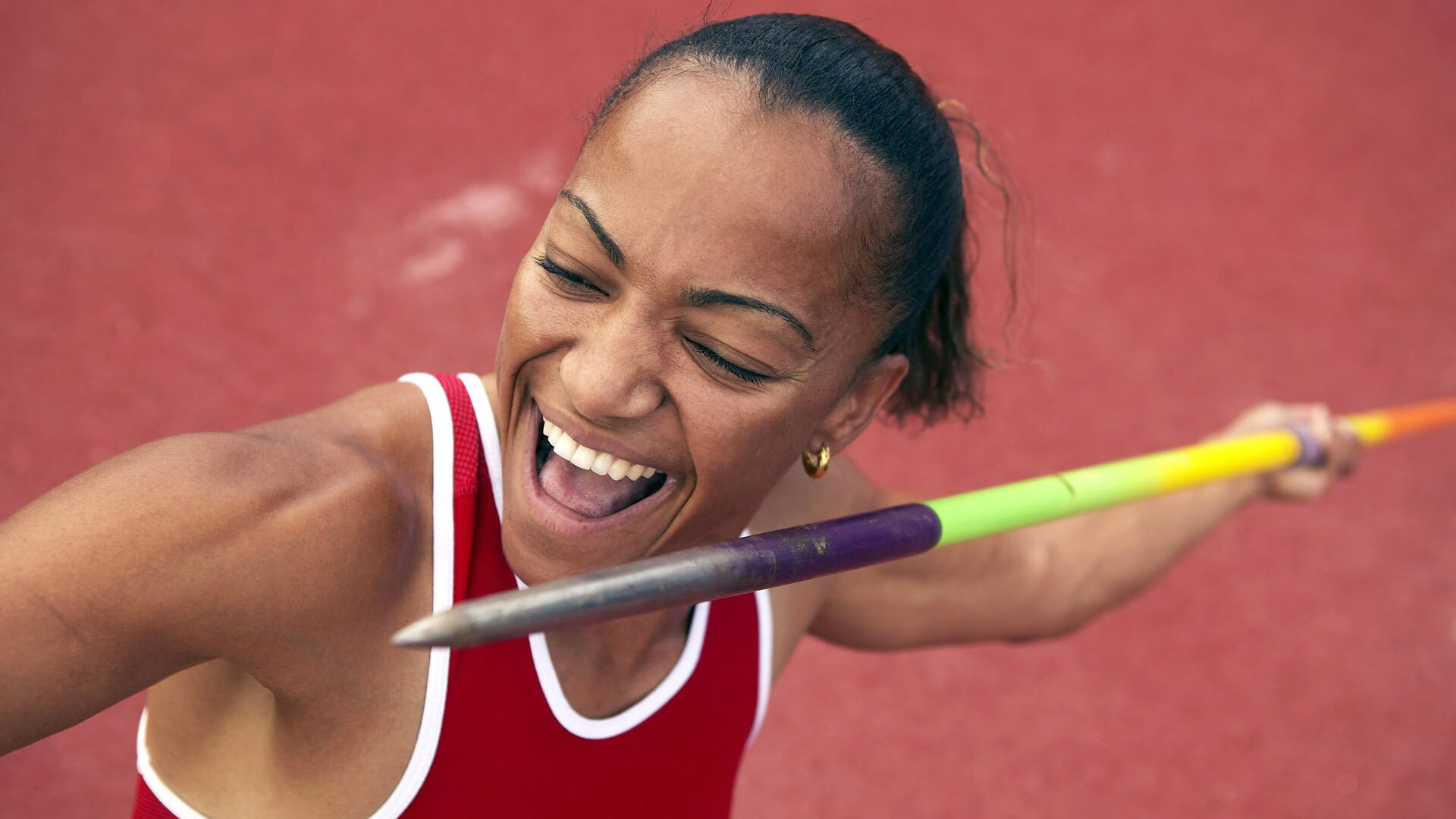 欧冠淘汰赛之夜，篮球巨星如何用一记倒钩改写足球历史